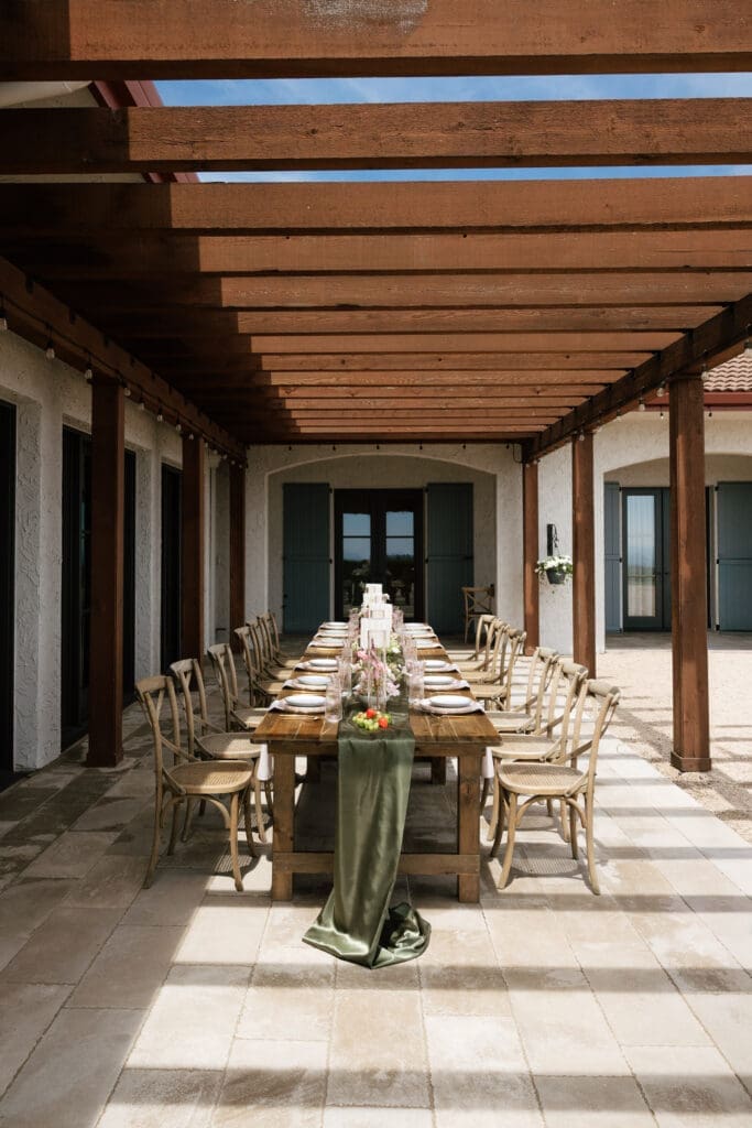 Outdoor reception table beneath a pergola at Black Walnut Inn in Dundee, Oregon with elegant wedding decor.